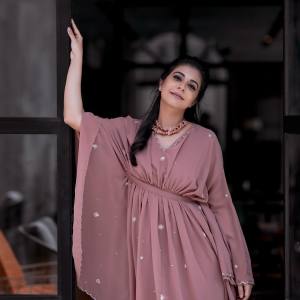 leona-lishoy-wearing-mellow-rose-kaftan-dress-photos-003