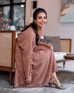leona-lishoy-wearing-mellow-rose-kaftan-dress-photos-005
