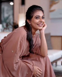 leona-lishoy-wearing-mellow-rose-kaftan-dress-photos-006