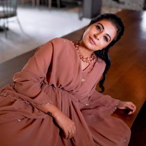 leona-lishoy-wearing-mellow-rose-kaftan-dress-photos-008