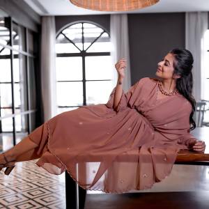 leona-lishoy-wearing-mellow-rose-kaftan-dress-photos-010