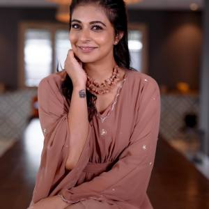 leona-lishoy-wearing-mellow-rose-kaftan-dress-photos-011