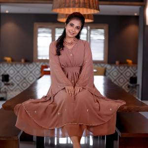 leona-lishoy-wearing-mellow-rose-kaftan-dress-photos-012
