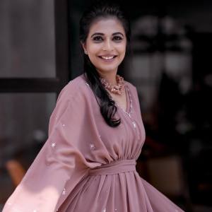 leona-lishoy-wearing-mellow-rose-kaftan-dress-photos