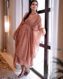 leona-lishoy-wearing-mellow-rose-kaftan-dress-photos-004