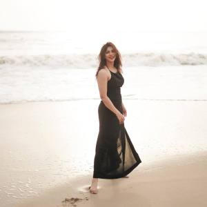 madonna-sebastian-in-black-dress-beach-photos-004