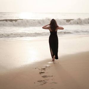 madonna-sebastian-in-black-dress-beach-photos-005