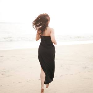 madonna-sebastian-in-black-dress-beach-photos-006