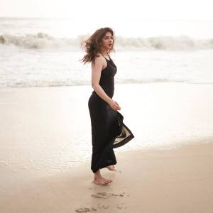 madonna-sebastian-in-black-dress-beach-photos-007