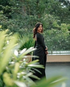 madonna-sebastian-in-black-saree-with-full-sleeve-blouse-style-ideas-photos-004