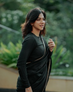 madonna-sebastian-in-black-saree-with-full-sleeve-blouse-style-ideas-photos-006