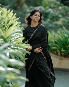 madonna-sebastian-in-black-saree-with-full-sleeve-blouse-style-ideas-photos-008