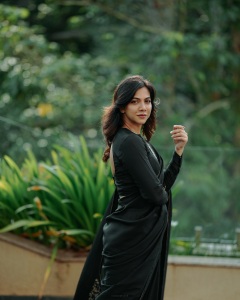 madonna-sebastian-in-black-saree-with-full-sleeve-blouse-style-ideas-photos-009