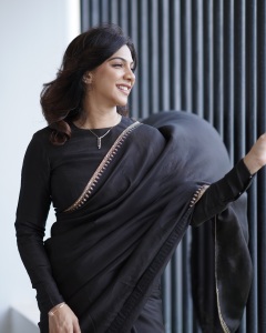 madonna-sebastian-in-black-saree-with-full-sleeve-blouse-style-photos-001
