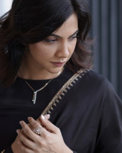 madonna-sebastian-in-black-saree-with-full-sleeve-blouse-style-photos-002