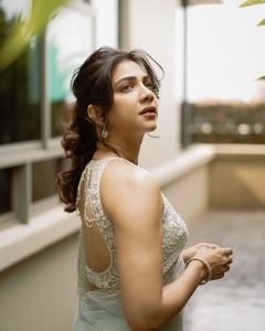 madonna-sebastian-in-full-stone-blouse-with-saree-for-wedding-photos-003