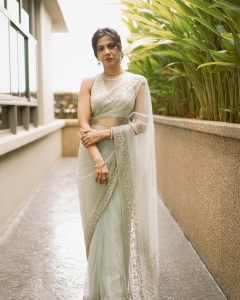 madonna-sebastian-in-full-stone-blouse-with-saree-for-wedding-photos-004