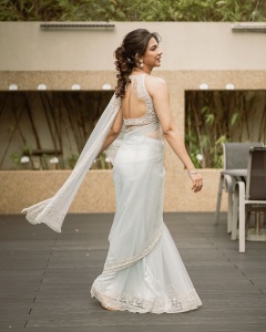 madonna-sebastian-in-full-stone-blouse-with-saree-for-wedding-photos-006