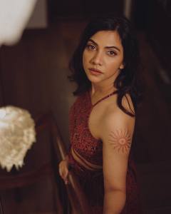 madonna-sebastian-in-palazzo-pants-with-crop-top-photos-hd-001