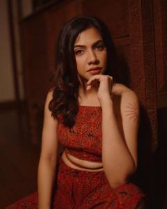 madonna-sebastian-in-palazzo-pants-with-crop-top-photos-hd-002