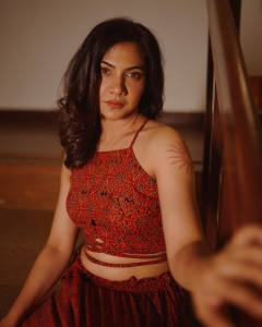 madonna-sebastian-in-palazzo-pants-with-crop-top-photos-hd-003