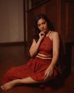 madonna-sebastian-in-palazzo-pants-with-crop-top-photos-hd-004