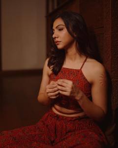 madonna-sebastian-in-palazzo-pants-with-crop-top-photos-hd-006