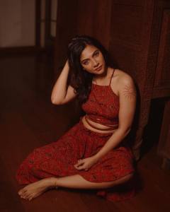 madonna-sebastian-in-palazzo-pants-with-crop-top-photos-hd-007