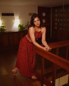 madonna-sebastian-in-palazzo-pants-with-crop-top-photos-hd-008
