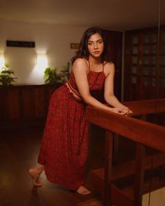 madonna-sebastian-in-palazzo-pants-with-crop-top-photos-hd-009