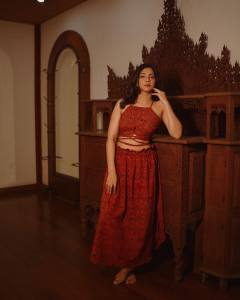madonna-sebastian-in-palazzo-pants-with-crop-top-photos-hd-010