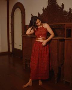 madonna-sebastian-in-palazzo-pants-with-crop-top-photos-hd-011