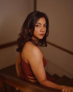 madonna-sebastian-in-palazzo-pants-with-crop-top-photos-hd-012