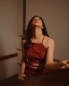 madonna-sebastian-in-palazzo-pants-with-crop-top-photos-hd-013