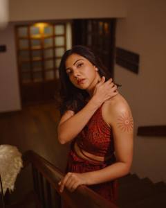 madonna-sebastian-in-palazzo-pants-with-crop-top-photos-hd-014