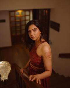 madonna-sebastian-in-palazzo-pants-with-crop-top-photos-hd-015