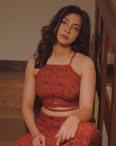 madonna-sebastian-in-palazzo-pants-with-crop-top-photos-hd-016