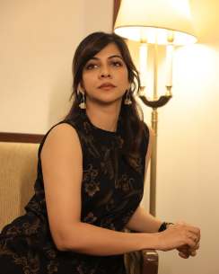 madonna-sebastian-in-sleeveless-dress-and-her-new-tattoo-photos-004
