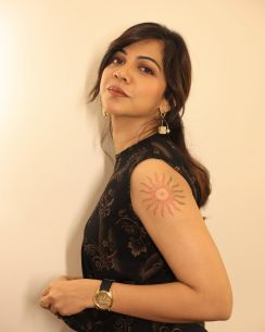 madonna-sebastian-in-sleeveless-dress-and-her-new-tattoo-photos-006