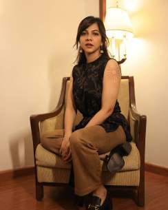 madonna-sebastian-in-sleeveless-dress-and-her-new-tattoo-photos-007
