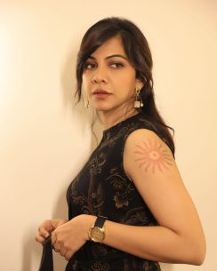 madonna-sebastian-in-sleeveless-dress-and-her-new-tattoo-photos-009