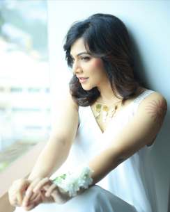 madonna-sebastian-in-sleeveless-dress-and-her-new-tattoo-photos