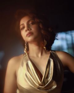 madonna-sebastian-new-photo-shoot-in-golden-dress-005