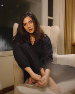 madonna-sebastian-new-photo-shoot-photos-in-black-dress-002