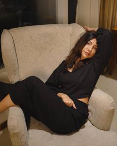 madonna-sebastian-new-photo-shoot-photos-in-black-dress-004