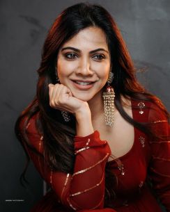 madonna-sebastian-photoshoot-in-red-colour-saree2013-004