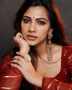 madonna-sebastian-photoshoot-in-red-colour-saree2013-006
