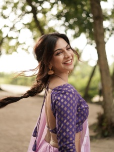 madonna-sebastian-saree-with-ornaments-ideas-photos-002