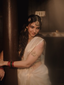 madonna-sebastian-saree-with-ornaments-ideas-photos-012
