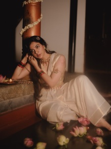 madonna-sebastian-saree-with-ornaments-ideas-photos-013